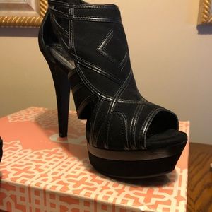 Black sandal with heels